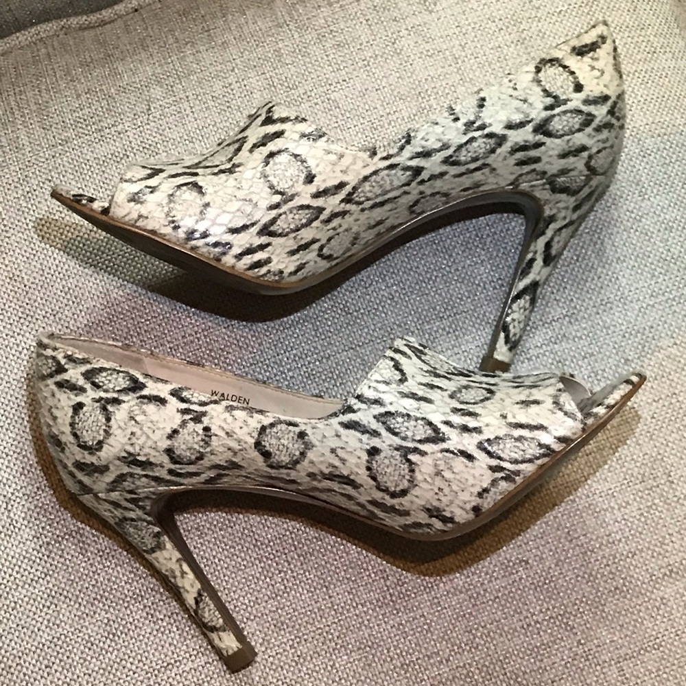 Tahari snake print peep toe heel!